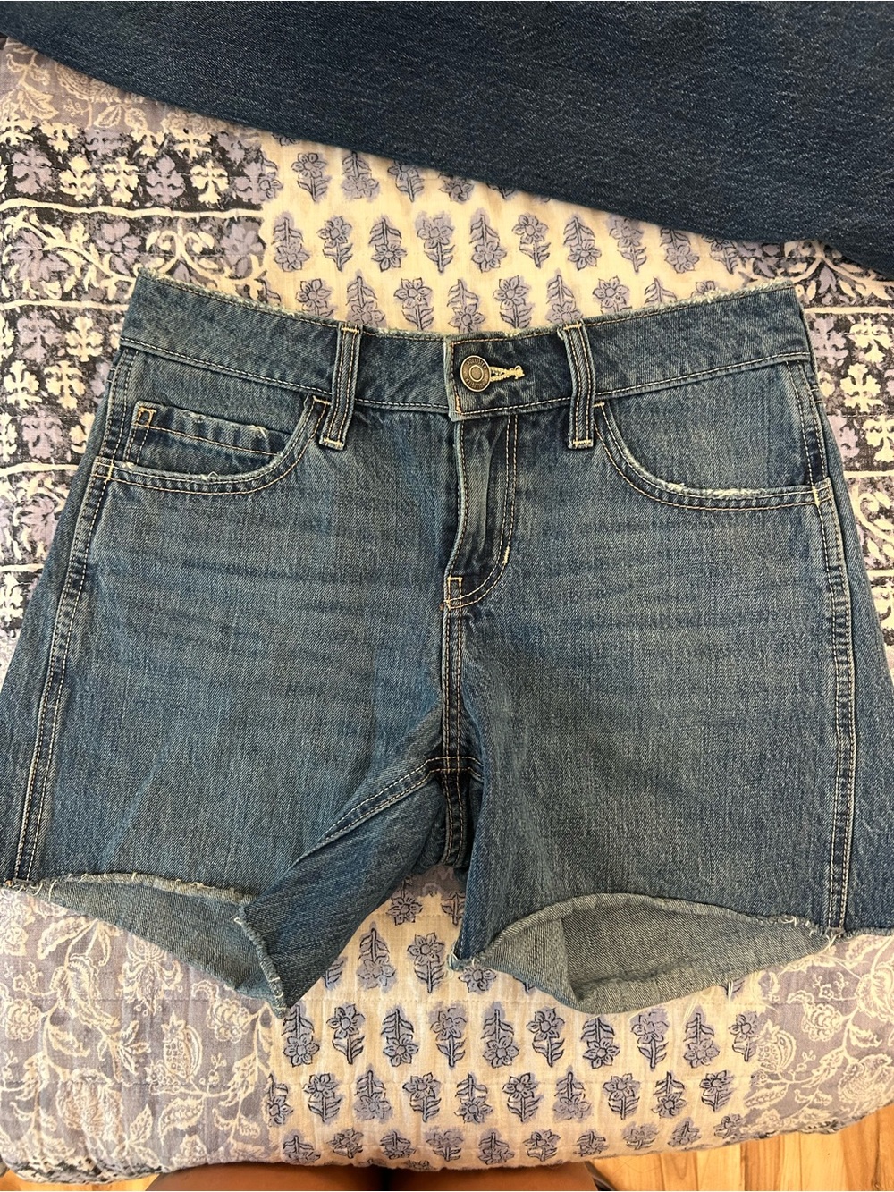 Hollister Low-Rise Denim Shorts with Seashell waist band